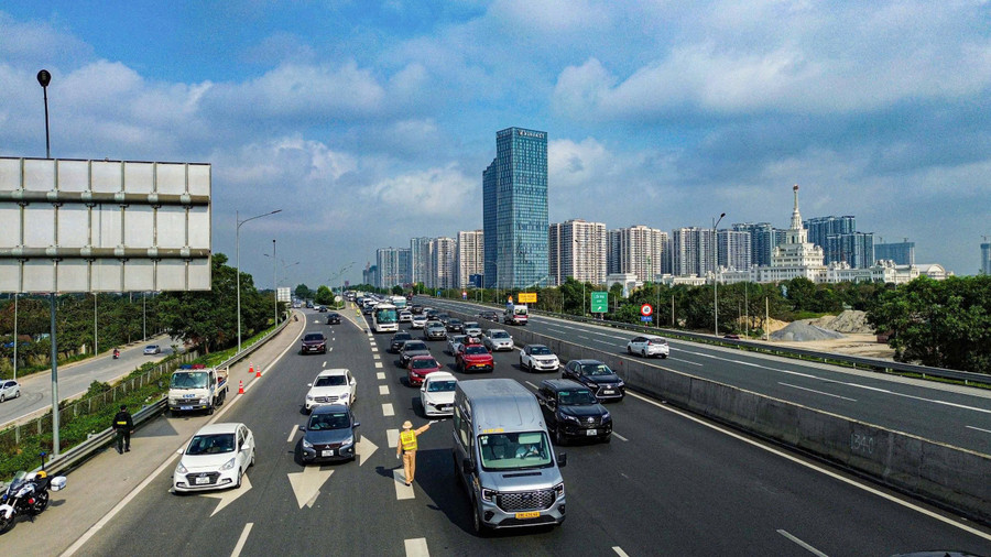 Các phương tiện tham gia giao thông trên cao tốc ngày 14/2.