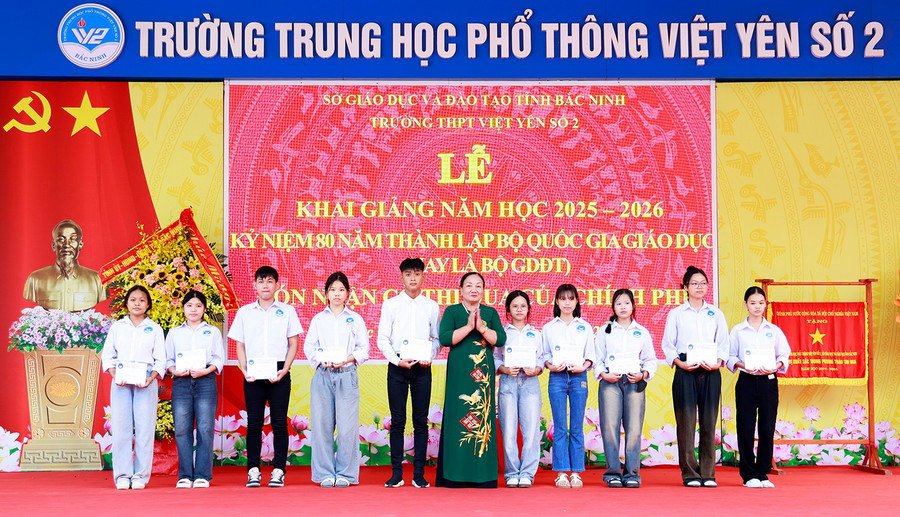 Phó Chủ tịch Thường trực Hội Khuyến học tỉnh Bắc Ninh - Nguyễn Thị Chính trao quà cho 10 học sinh có hoàn cảnh khó khăn. khaigiangthptvyso2-4.jpg