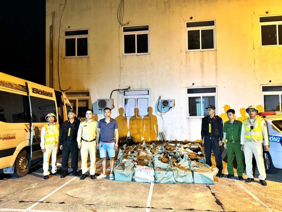 Lực lượng chức năng kiểm tra, phát hiện số lượng lớn khí cười. 