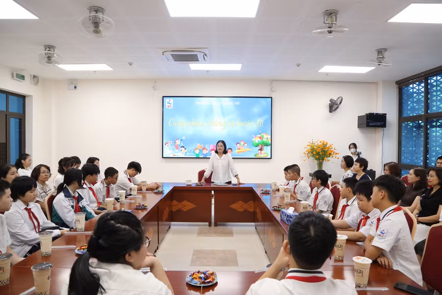 Hiệu trưởng Trường THCS Giảng Võ - Tô Thị Hải Yến gặp mặt, động viên học sinh có kết quả học tập chưa đạt. 