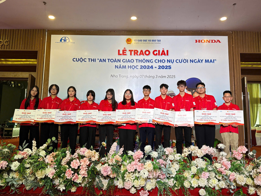 Các thí sinh Bắc Ninh đạt giải Nhì. n4.jpg