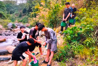 Trường học ở Thanh Hóa thiếu nước sinh hoạt, học sinh phải đi tắm suối