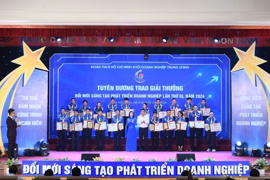 Đại diện các nhóm tác giả và tác giả đạt giải thưởng nhận bằng khen và phần thưởng của ban tổ chức.