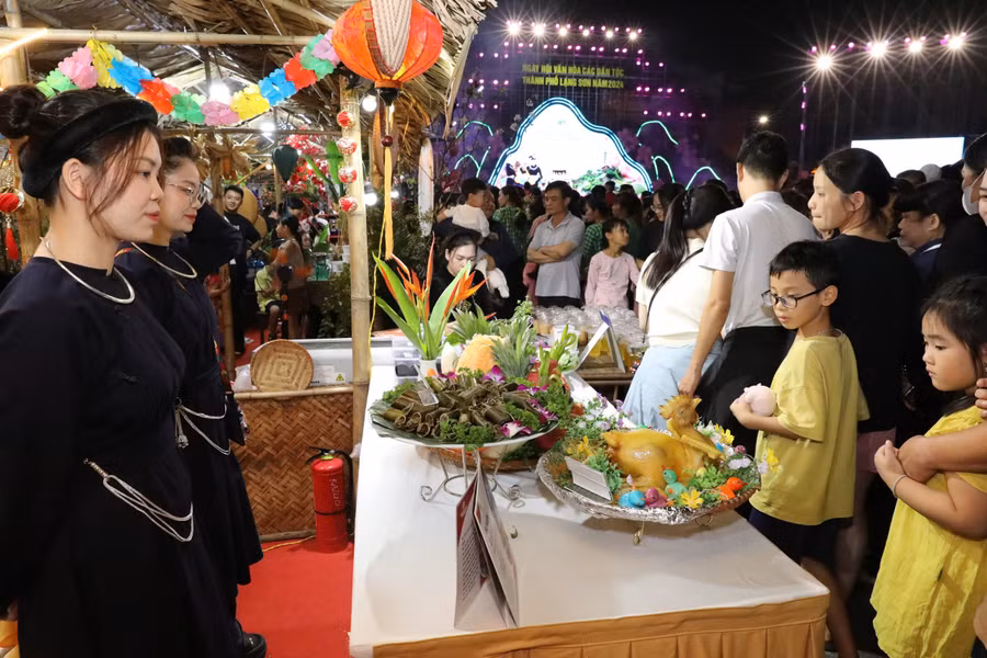 Gian hàng ẩm thực được đông đảo người dân thăm quan.