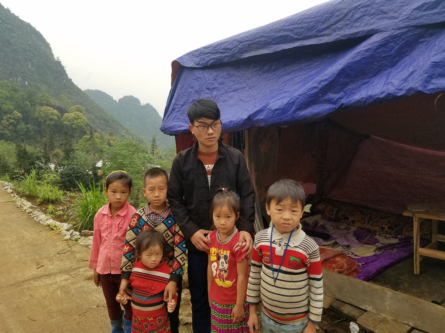 Chàng sinh viên dựng lều học online bên sườn núi ảnh 1 Chàng sinh viên dựng lều học online bên sườn núi ảnh 1