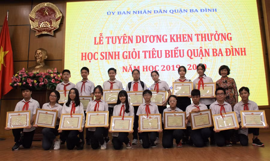 Quận Ba Đình, Hà Nội: Vinh danh 179 học sinh xuất sắc tiêu biểu ảnh 3