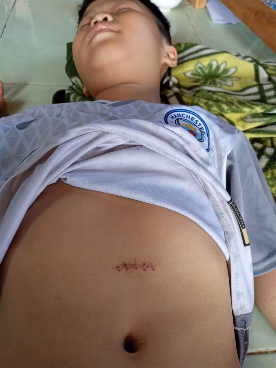 Mong lòng hảo tâm hỗ trợ gia đình thầy giáo khánh kiệt vì con bị bệnh hiểm nghèo ảnh 2