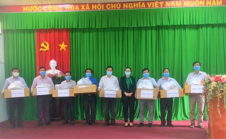 Sở GD&ĐT Vĩnh Long vận động trên 4000 khẩu trang kháng khuẩn cho HS nghèo Sở GD&ĐT Vĩnh Long vận động trên 4000 khẩu trang kháng khuẩn cho HS nghèo