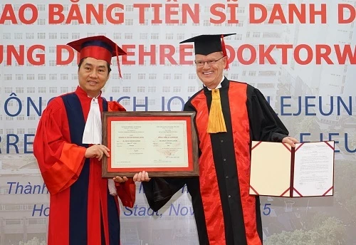 Trường Đại học quyết định việc phong tặng tiến sĩ danh dự, giáo sư danh dự