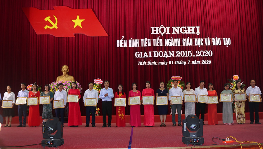 Phó Chủ tịch UBND tỉnh Thái Bình: Đội ngũ nhà giáo đã nỗ lực, sáng tạo không ngừng Phó Chủ tịch UBND tỉnh Thái Bình: Đội ngũ nhà giáo đã nỗ lực, sáng tạo không ngừng