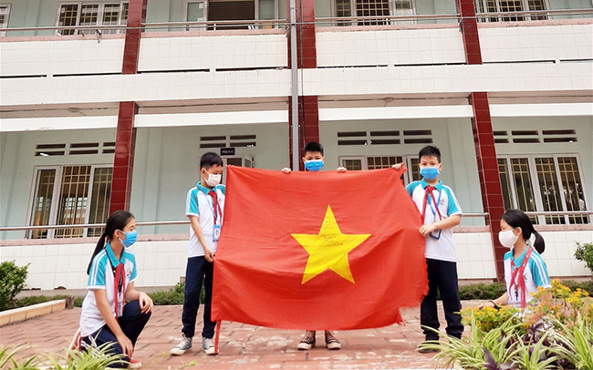 Thái Nguyên: Thầy trò được chiến sĩ ngoài đảo gửi thư, tặng cờ Tổ quốc