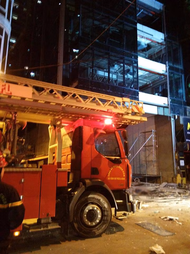 Hà Nội: Nhiều người thương vong trong vụ sập giàn giáo tại phố Nguyễn Công Trứ ảnh 1