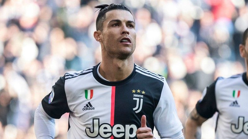 C.Ronaldo với kỷ lục 1.002 trận, 725 bàn thắng và 260 pha kiến tạo C.Ronaldo với kỷ lục 1.002 trận, 725 bàn thắng và 260 pha kiến tạo