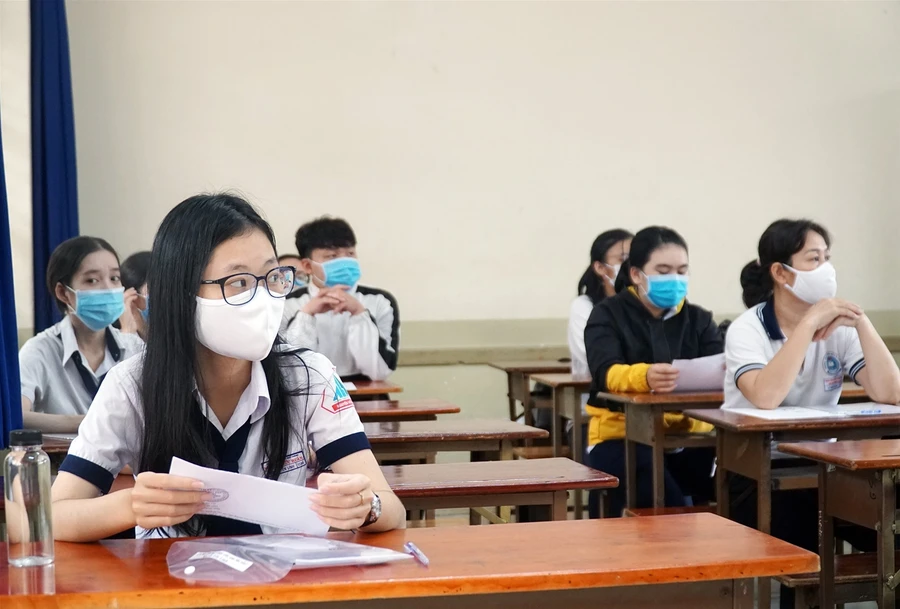 LIVESáng nay thi tổ hợp Khoa học tự nhiên, Khoa học xã hội: Phòng dịch nghiêm túc, thí sinh tự tin