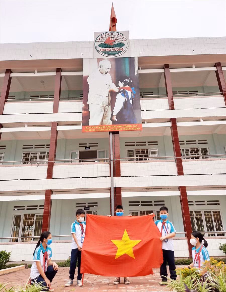 Thái Nguyên: Thầy trò được chiến sĩ ngoài đảo gửi thư, tặng cờ Tổ quốc ảnh 1