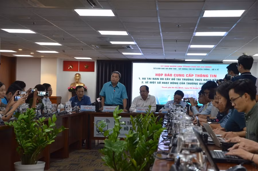 TP.HCM họp báo vụ cây phượng bật gốc đè một học sinh tử vong 