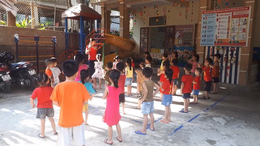 Trường học miền Trung linh hoạt ứng phó với nắng nóng khủng khiếp ảnh 1