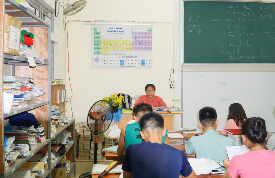 Học trò nội trú sáng đèn đêm ôn thi tốt nghiệp THPT ảnh 5