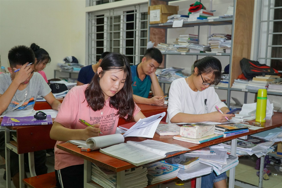 Học trò nội trú sáng đèn đêm ôn thi tốt nghiệp THPT ảnh 2