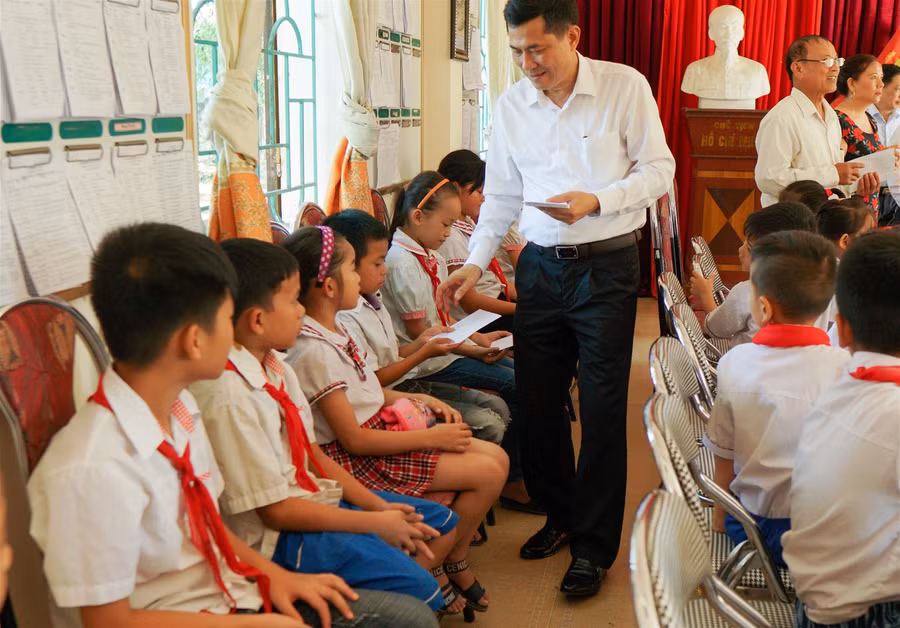 Giám đốc Sở GD&ĐT Nghệ An trao 50 suất học bổng cho học sinh vùng khó ảnh 1