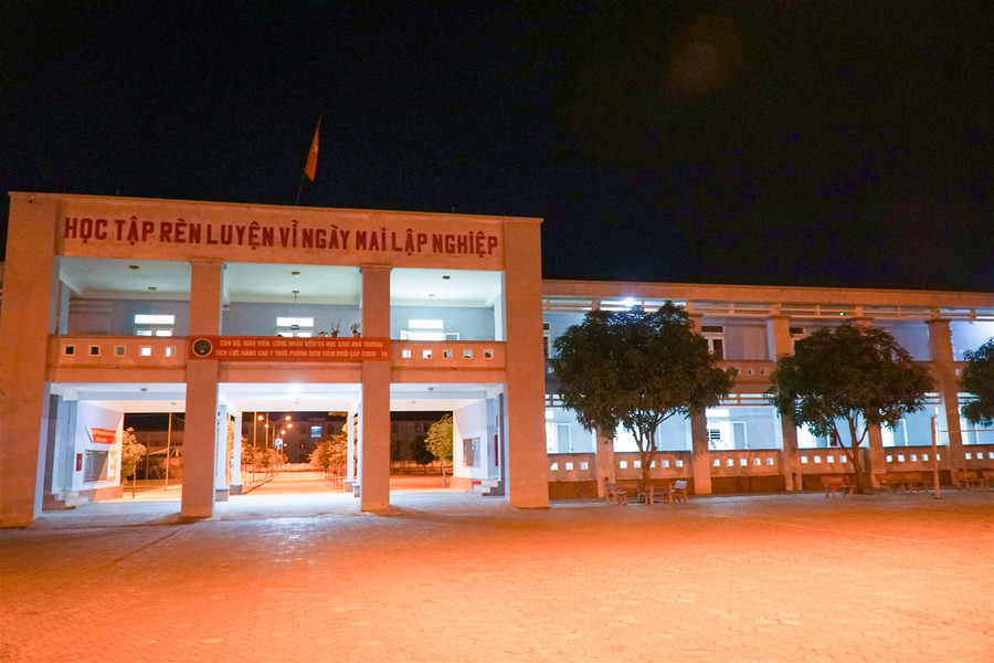 Học trò nội trú sáng đèn đêm ôn thi tốt nghiệp THPT ảnh 1