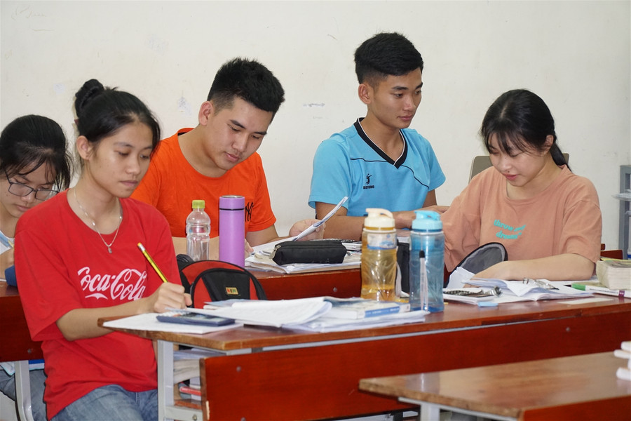 Học trò nội trú sáng đèn đêm ôn thi tốt nghiệp THPT ảnh 7