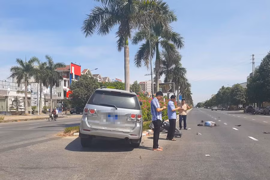 Xe biển xanh "hất văng" người phụ nữ đi xe máy điện ảnh 1