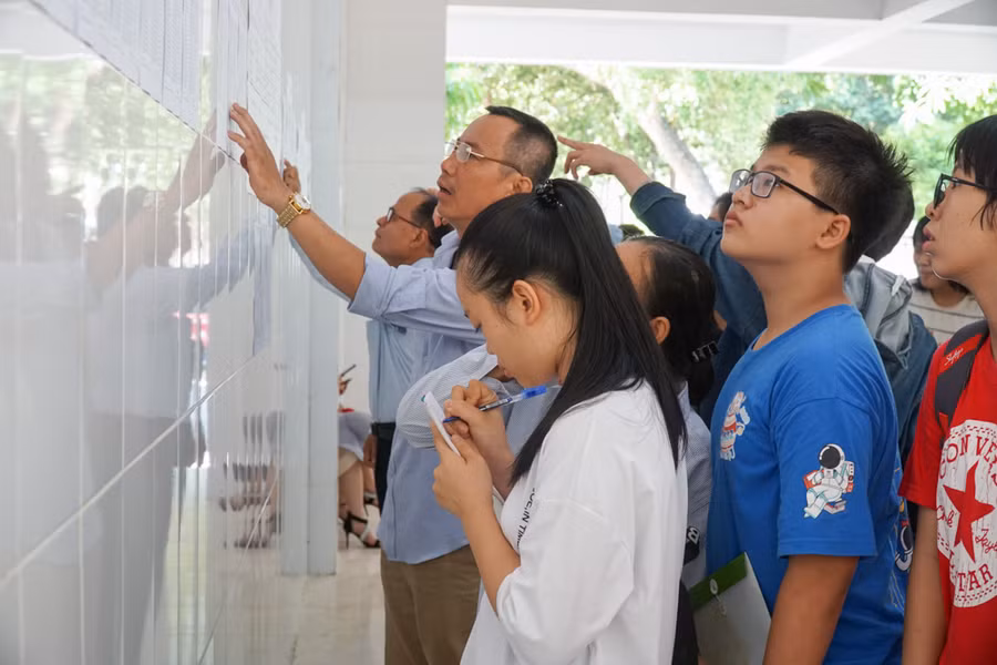 Nghệ An: Hơn 2.000 thí sinh thi bước vào thi chuyên lớp 10 ảnh 1