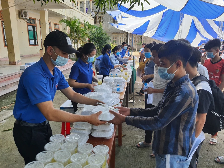 Hàng nghìn suất cơm miễn phí cho thí sinh vùng cao Nghệ An