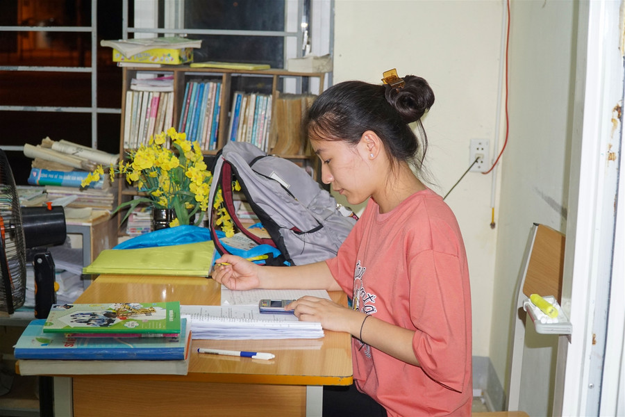 Học trò nội trú sáng đèn đêm ôn thi tốt nghiệp THPT ảnh 3