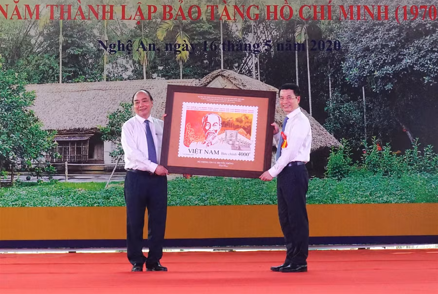 Phát hành bộ tem kỷ niệm 130 năm ngày sinh Chủ tịch Hồ Chí Minh ảnh 2