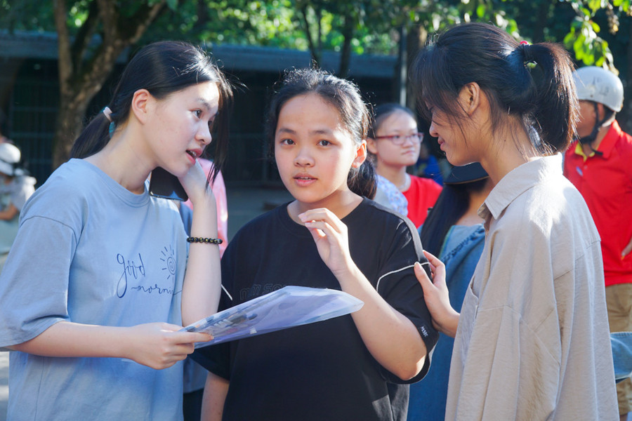 Hơn 2.000 thí sinh Nghệ An hoàn thành kỳ thi vào các trường THPT chuyên ảnh 4 Hơn 2.000 thí sinh Nghệ An hoàn thành kỳ thi vào các trường THPT chuyên ảnh 4