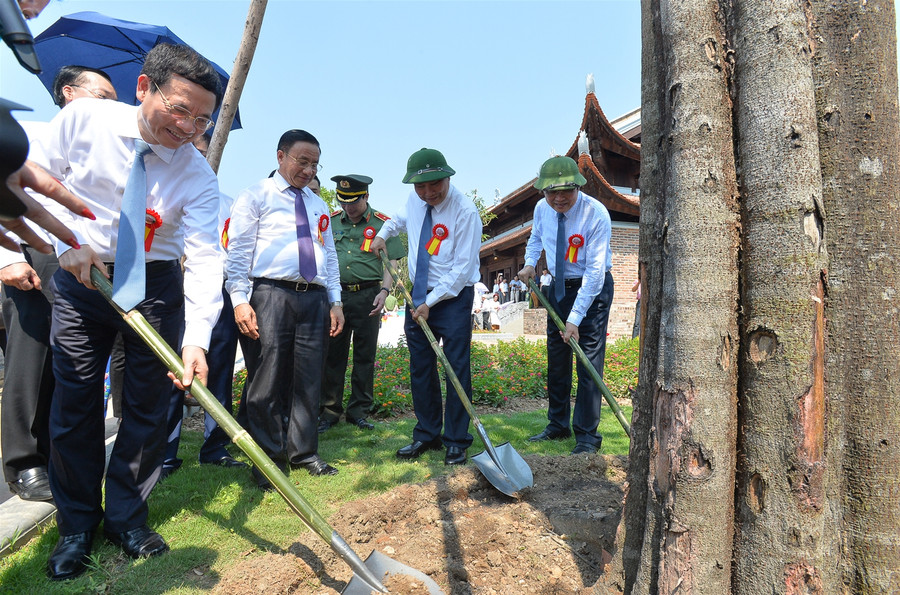 Thủ tướng dự khánh thành Đền Chung Sơn thờ gia tiên Chủ tịch Hồ Chí Minh ảnh 4 Thủ tướng dự khánh thành Đền Chung Sơn thờ gia tiên Chủ tịch Hồ Chí Minh ảnh 4