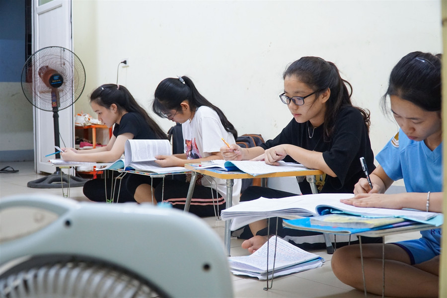 Học trò nội trú sáng đèn đêm ôn thi tốt nghiệp THPT ảnh 8