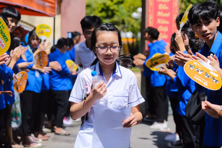 Nghệ An: Đề Toán "giảm tải", thí sinh phấn khởi hoàn thành kỳ thi vào lớp 10 ảnh 1