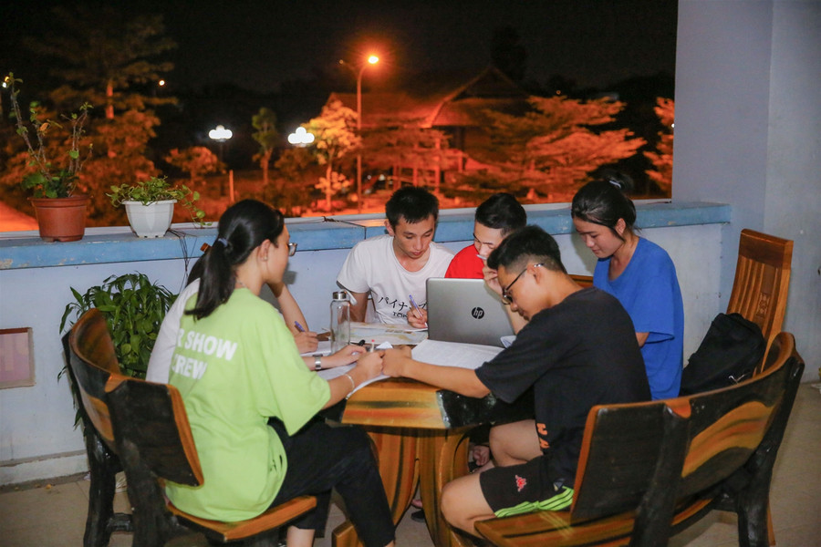 Học trò nội trú sáng đèn đêm ôn thi tốt nghiệp THPT ảnh 4 Học trò nội trú sáng đèn đêm ôn thi tốt nghiệp THPT ảnh 4