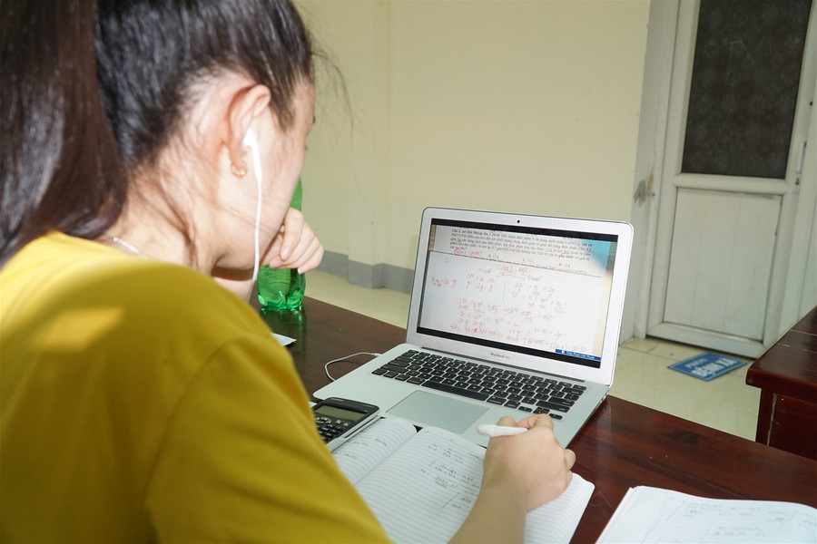 Học trò nội trú sáng đèn đêm ôn thi tốt nghiệp THPT ảnh 9