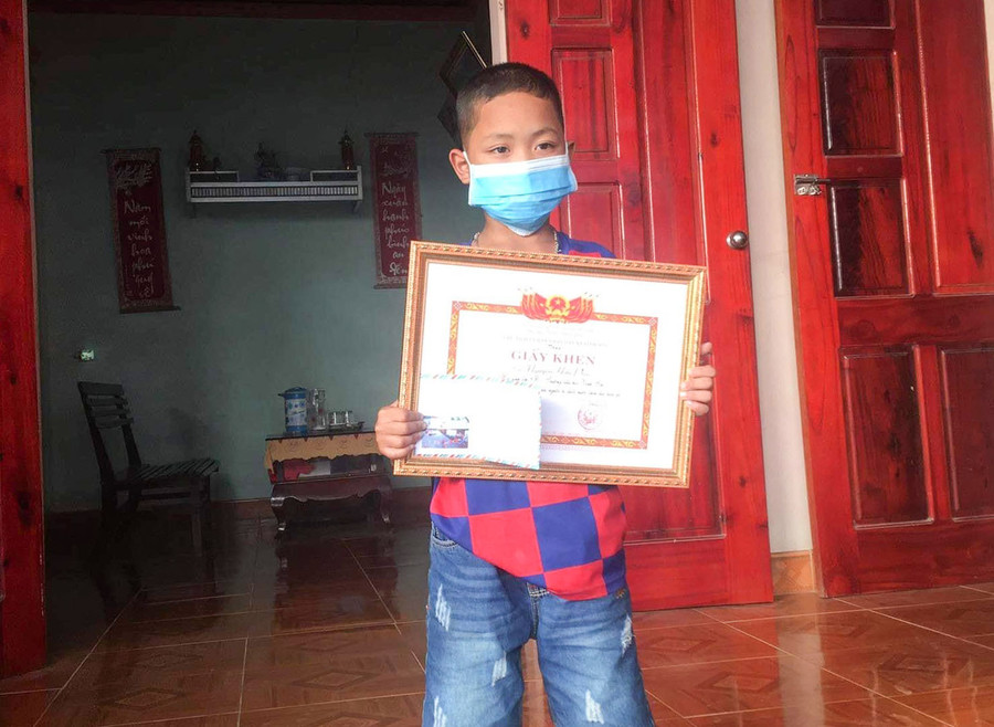 Giám đốc Sở GD&ĐT Nghệ An tặng giấy khen cho học sinh lớp 3 cứu 2 bạn thoát đuối nước Giám đốc Sở GD&ĐT Nghệ An tặng giấy khen cho học sinh lớp 3 cứu 2 bạn thoát đuối nước