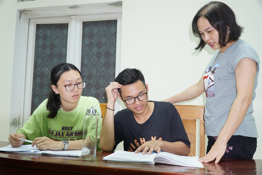 Học trò nội trú sáng đèn đêm ôn thi tốt nghiệp THPT ảnh 6