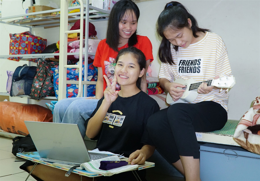 Học trò nội trú sáng đèn đêm ôn thi tốt nghiệp THPT ảnh 10