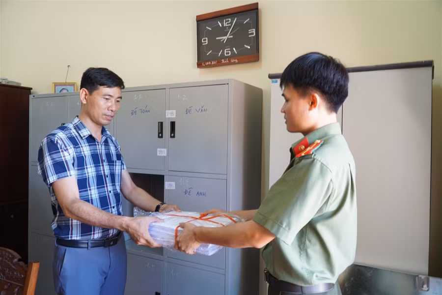 Cận cảnh mọi khâu chuẩn bị kỳ thi tuyển vào lớp 10 tại Nghệ An ảnh 1