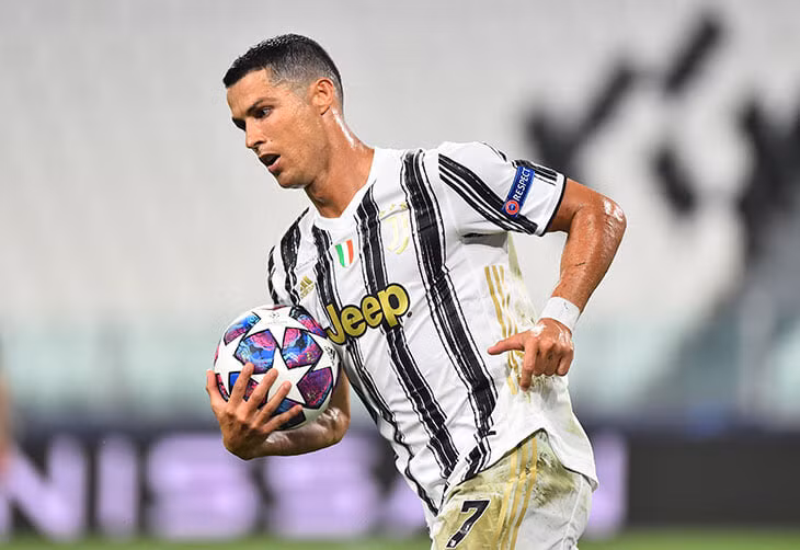 Ronaldo lập hàng loạt "siêu kỷ lục" trong ngày buồn của Juventus