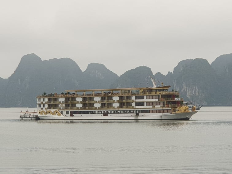 Tạm dừng đón khách tham quan vịnh Hạ Long: Tàu nằm bờ, âu tàu vắng lặng