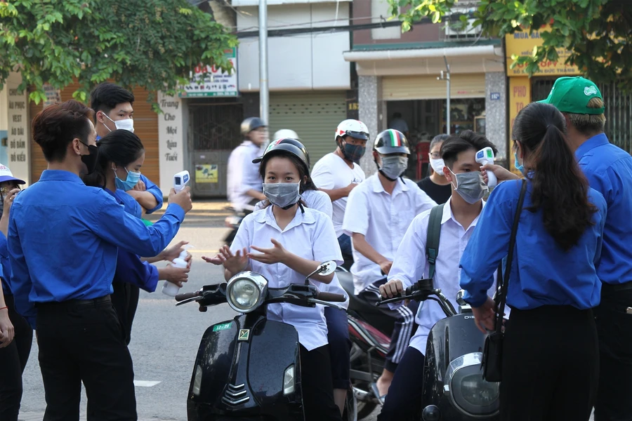 Một kỳ thi nghiêm túc và ấm tình người