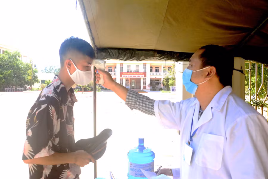 Thầy cô cùng học trò huyện đảo sẵn sàng cho kỳ thi tốt nghiệp THPT ảnh 1