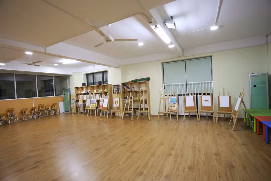 Giáo viên thành “shipper”, trường học lao đao vì dịch Covid-19 ảnh 1