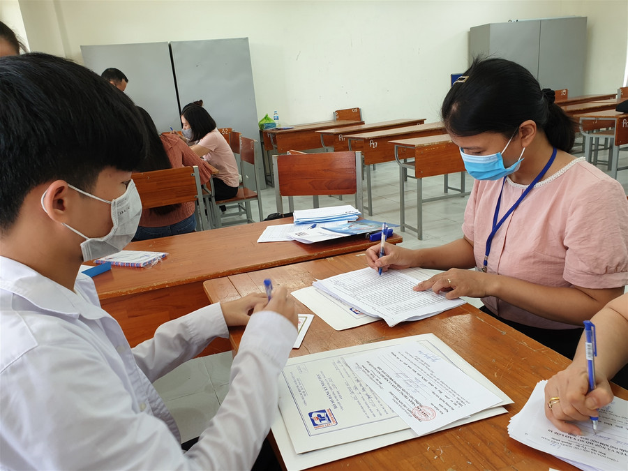 Hải Phòng: Học sinh lớp 10 Trường chuyên Trần Phú làm thủ tục nhập học trong điều kiện phòng dịch ảnh 1 Hải Phòng: Học sinh lớp 10 Trường chuyên Trần Phú làm thủ tục nhập học trong điều kiện phòng dịch ảnh 1