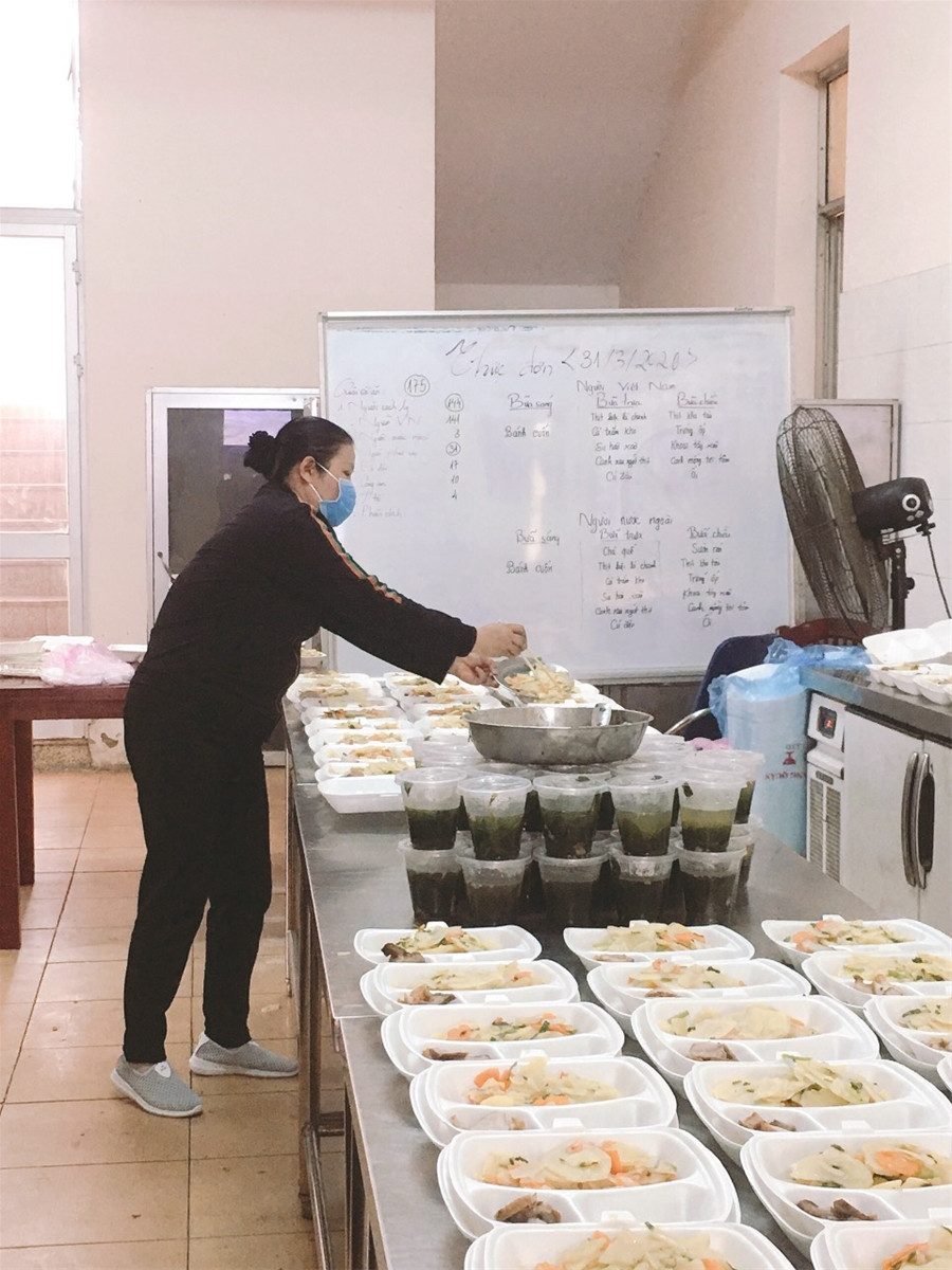 Giáo viên mầm non may khẩu trang, nấu ăn... phục vụ nhân dân khu cách ly ảnh 2 Giáo viên mầm non may khẩu trang, nấu ăn... phục vụ nhân dân khu cách ly ảnh 2