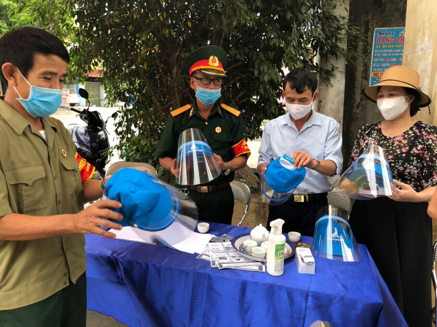 Giáo viên mầm non may khẩu trang, nấu ăn... phục vụ nhân dân khu cách ly ảnh 13 Giáo viên mầm non may khẩu trang, nấu ăn... phục vụ nhân dân khu cách ly ảnh 13