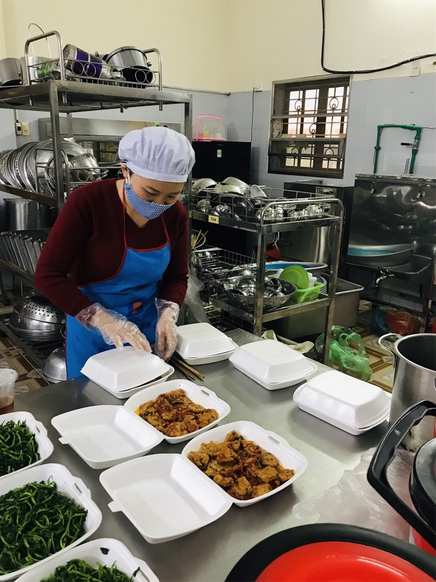 Giáo viên mầm non may khẩu trang, nấu ăn... phục vụ nhân dân khu cách ly ảnh 3 Giáo viên mầm non may khẩu trang, nấu ăn... phục vụ nhân dân khu cách ly ảnh 3